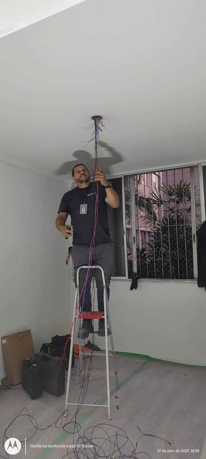 Serviço elétrico realizado por Genilson Amaral