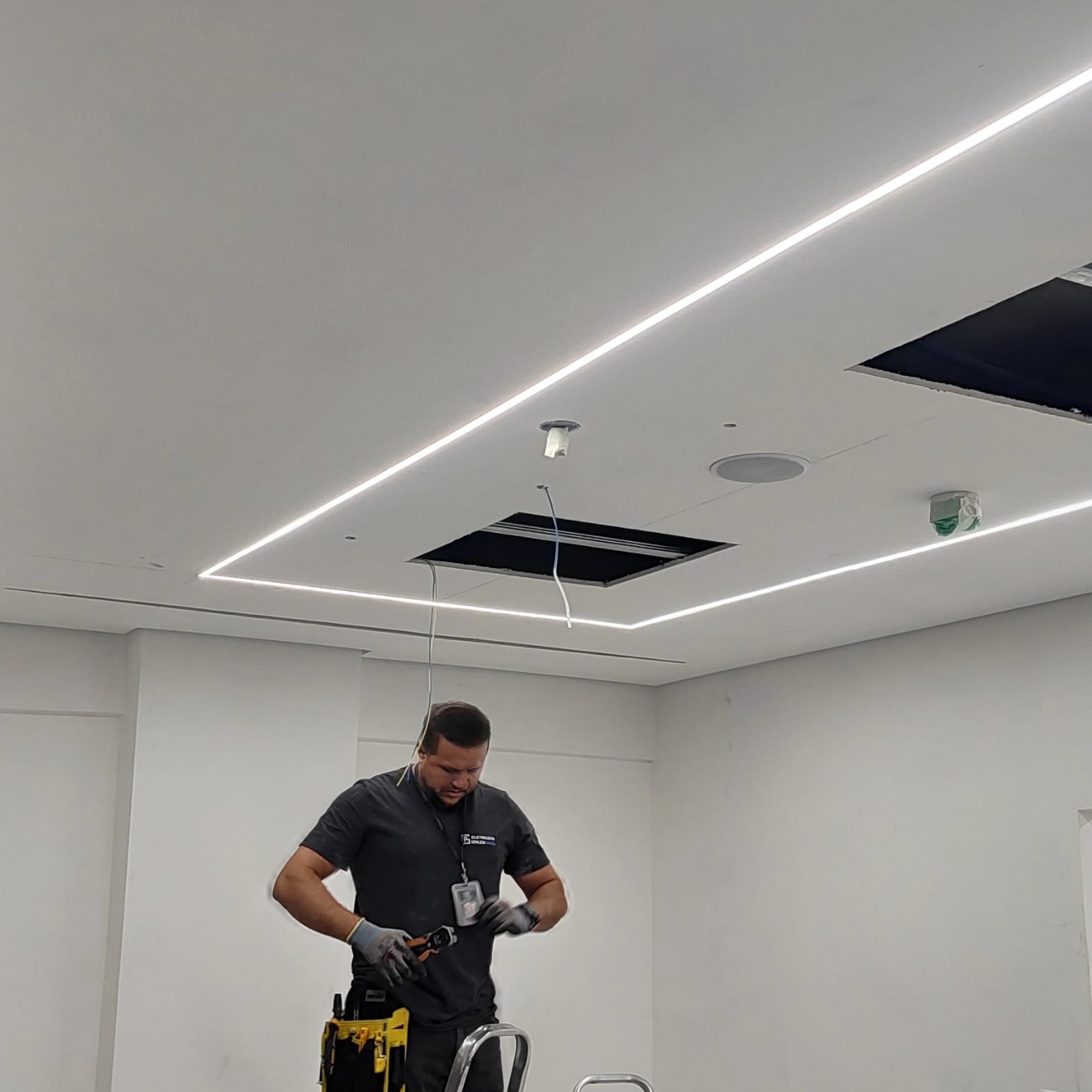 Serviço elétrico realizado por Genilson Amaral