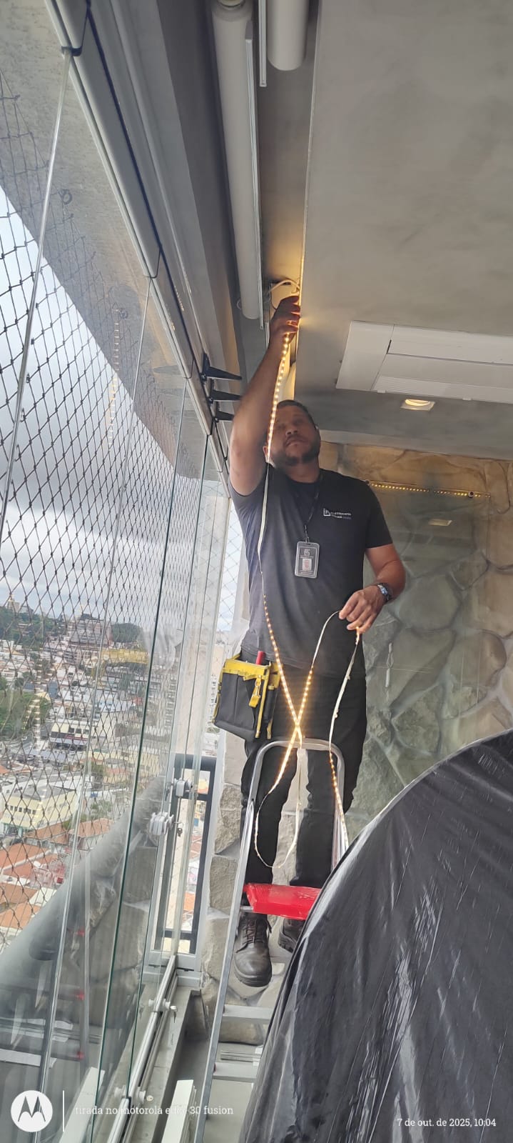 Serviço elétrico realizado por Genilson Amaral